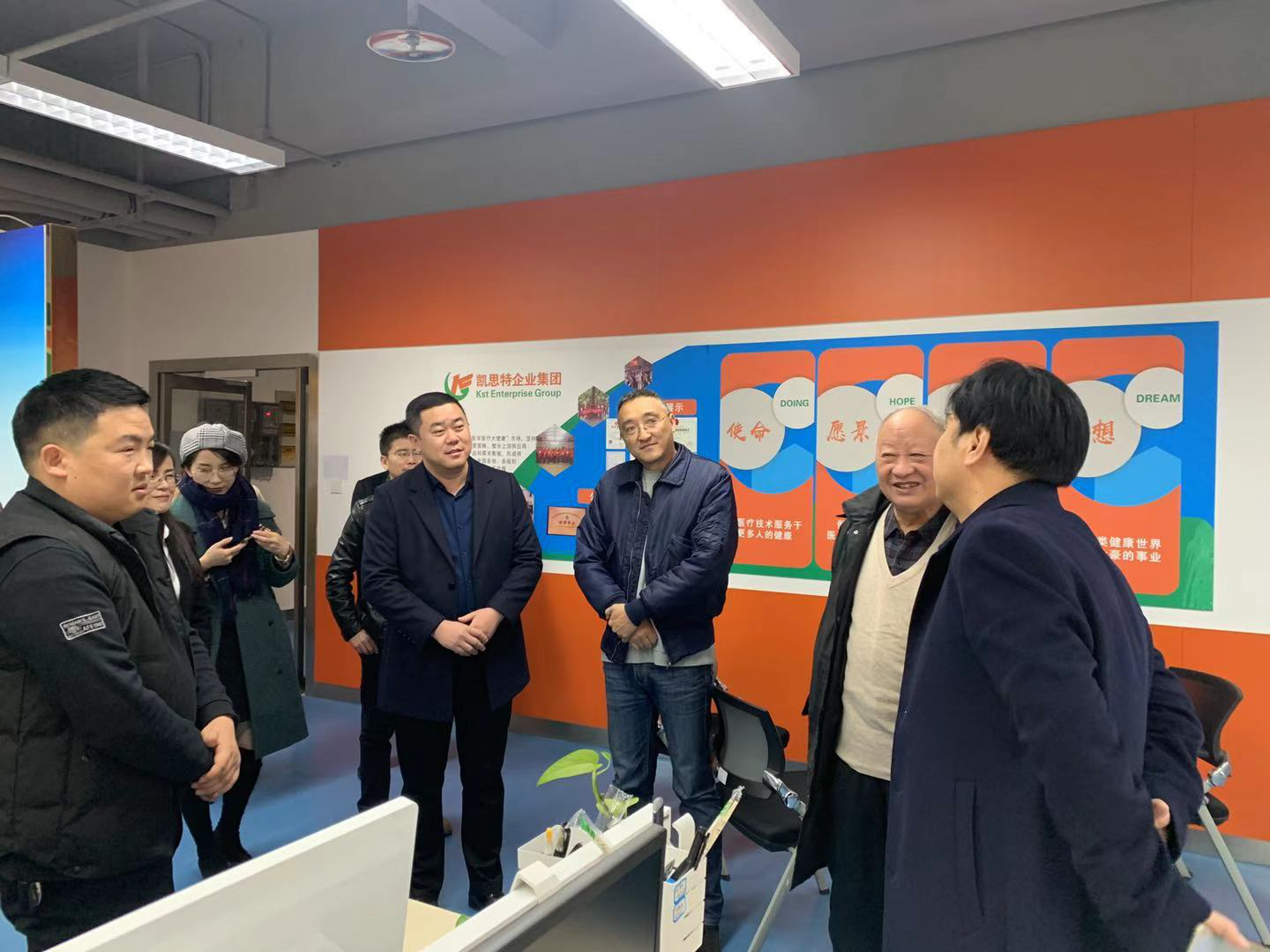 原陜西省衛(wèi)生廳副廳長(zhǎng)、保健學(xué)會(huì)會(huì)長(zhǎng)、一行人蒞臨陜西凱思特集團(tuán)指導(dǎo)！